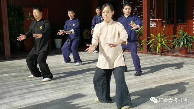 太极拳初学者,怎样练“虚领顶劲”?